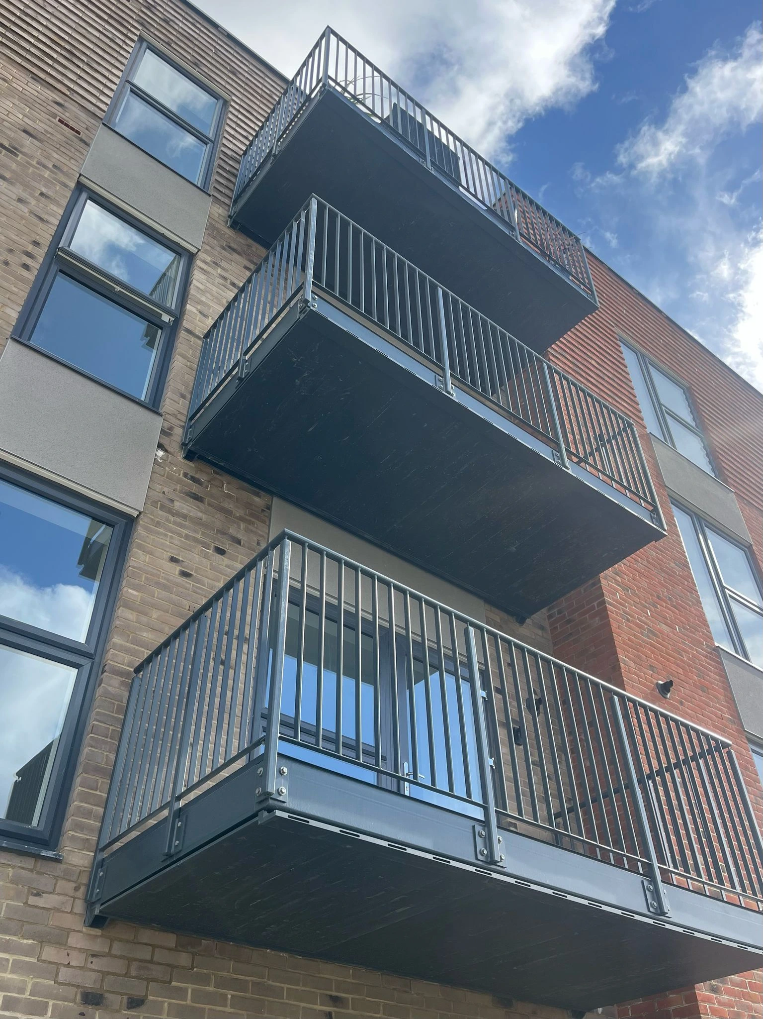 Outside-View-Of-Aluminium-Balcony-Solutions-Decking-Cladding-S-Fabs-Willowbrrok-003