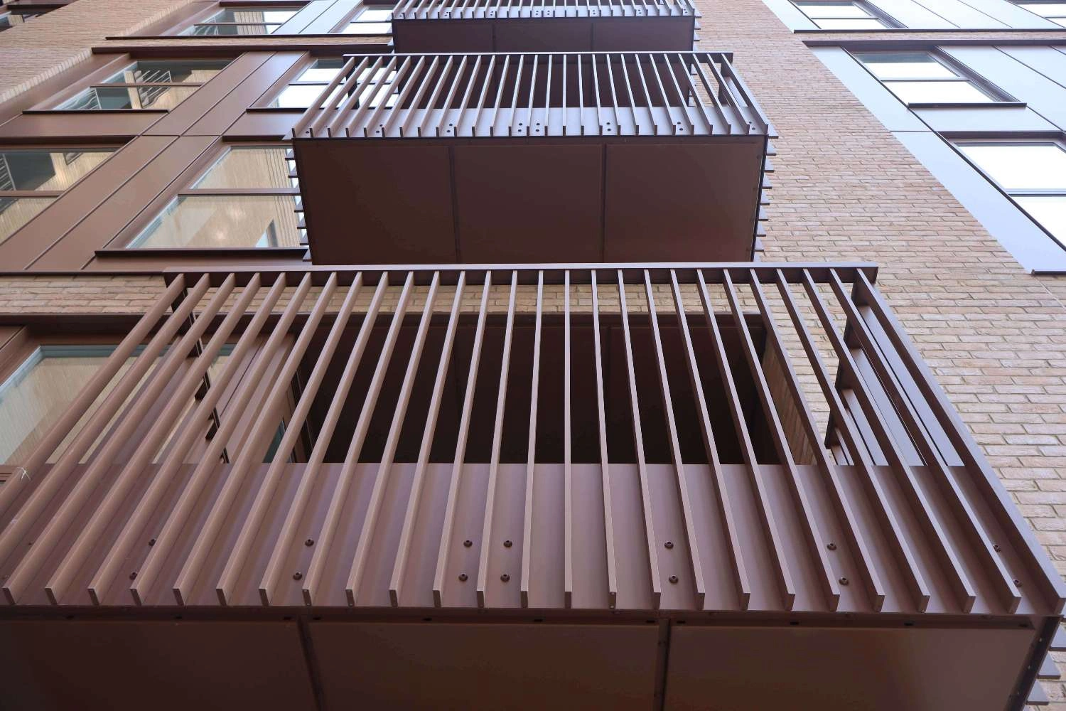 Outside-View-AliDeck-Aluminium-Decking-Balustrade-Clarendon-Road-Dearneside-010