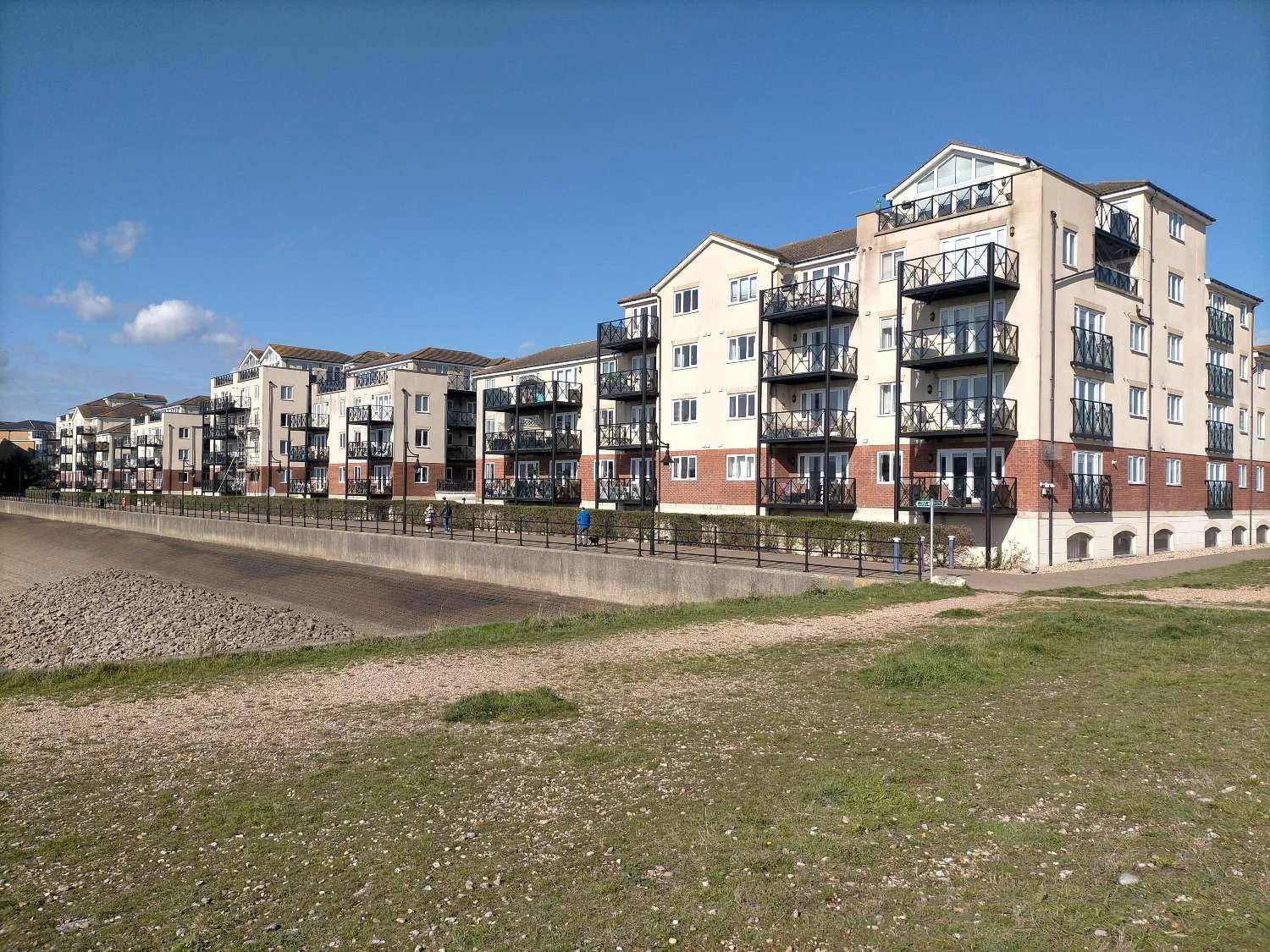 Outside-View-Of-Aluminium-Decking-Balcony-Lite-Board-Macquarie-Quay-008