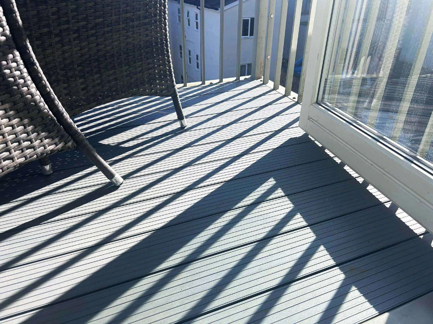 View-Of-Aluminium-Decking-On-Balcony-Southsea-Cox-Design-012